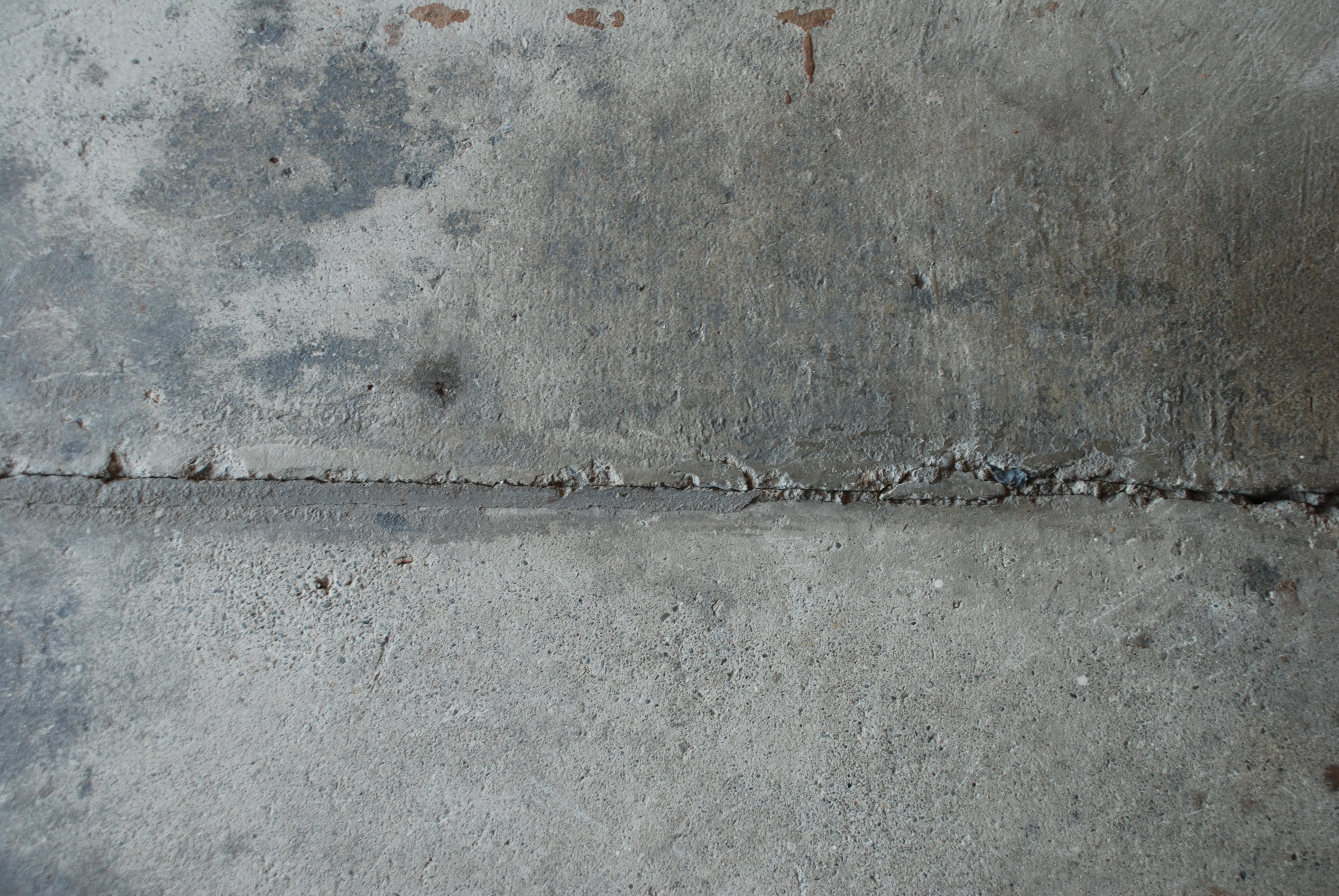 Стык бетона. Старый бетонный пол. Бетонное перекрытие текстура. Наплывы бетона. Бетон плита текстура.